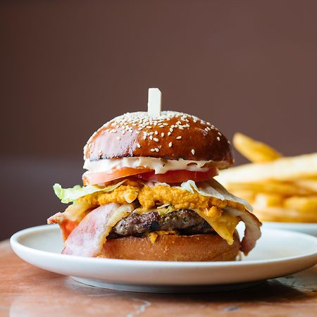 Pan Pacific Perth Hotel Екстериор снимка A burger with fries